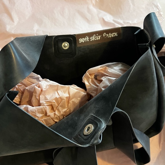 Soft skin made to order latex bow purse - Picture 3 of 4